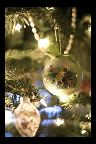 You must read this post for Christmas tree photo tips from Me Ra Koh, The Photo Mom